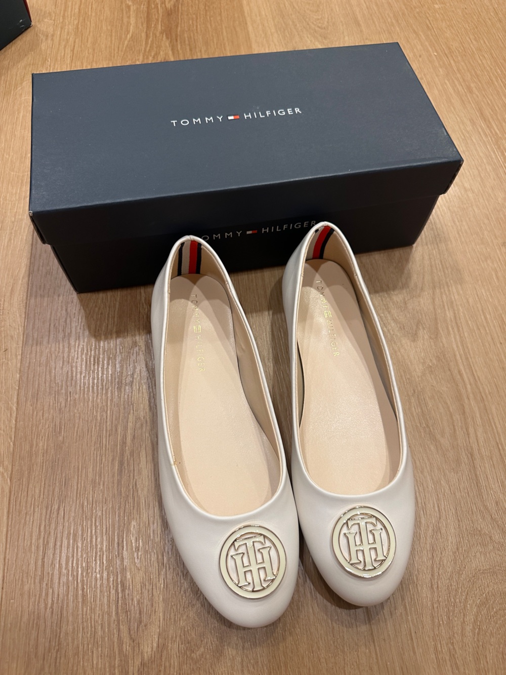 NWT tommy hilfiger ivory flats